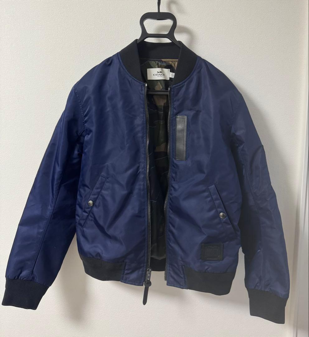 COACHメンズ シャイニーナイロンカモフラ柄裏地 MA-1 フライトジャケット