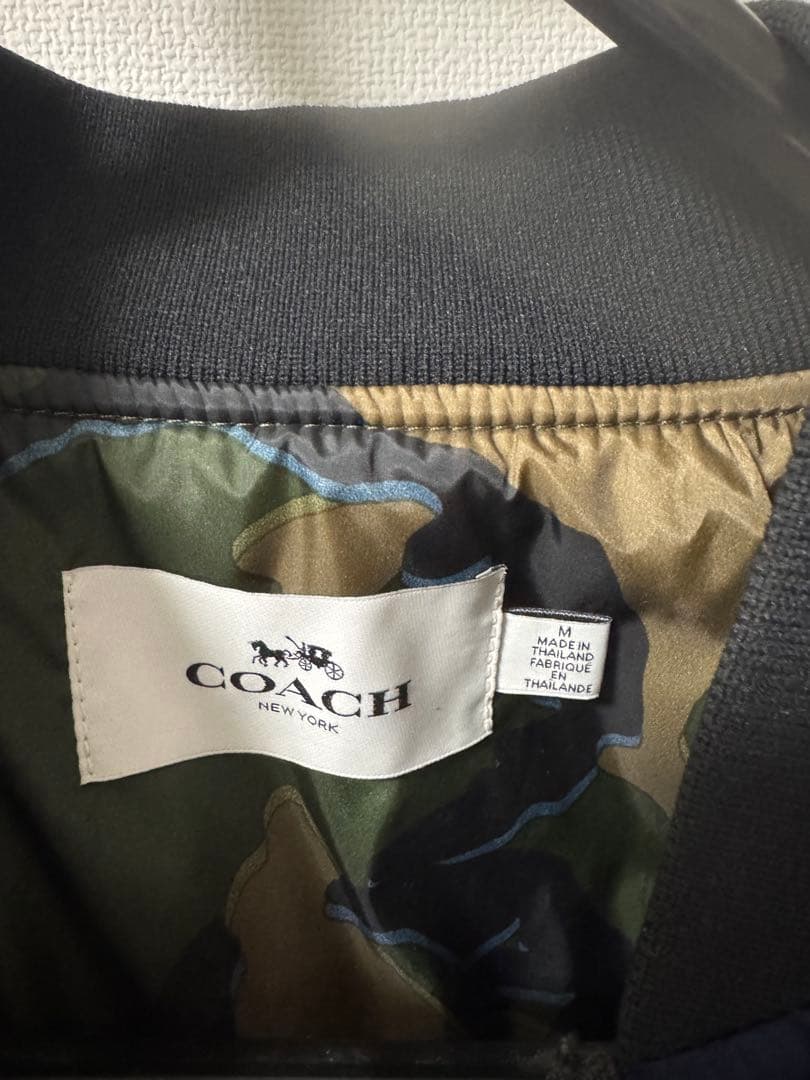 COACHメンズ シャイニーナイロンカモフラ柄裏地 MA-1 フライトジャケット