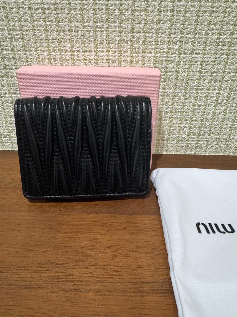 MIU MIU マテラッセレザー 二つ折り財布 ブラック