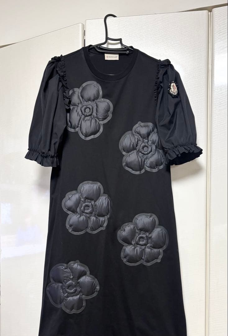 MONCLER ブラック フラワー刺繍 ワンピース