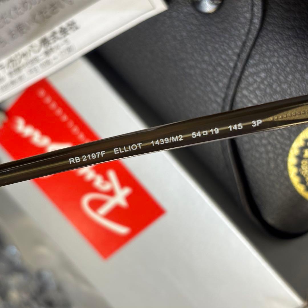 専用Ray-Ban（レイバン）サングラス「ELLIOT RB2197F」