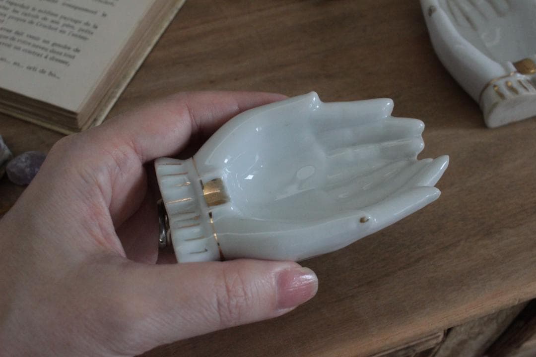 【B】ホワイトハンドモチーフ/Made in Japan /陶器製・小物入れ