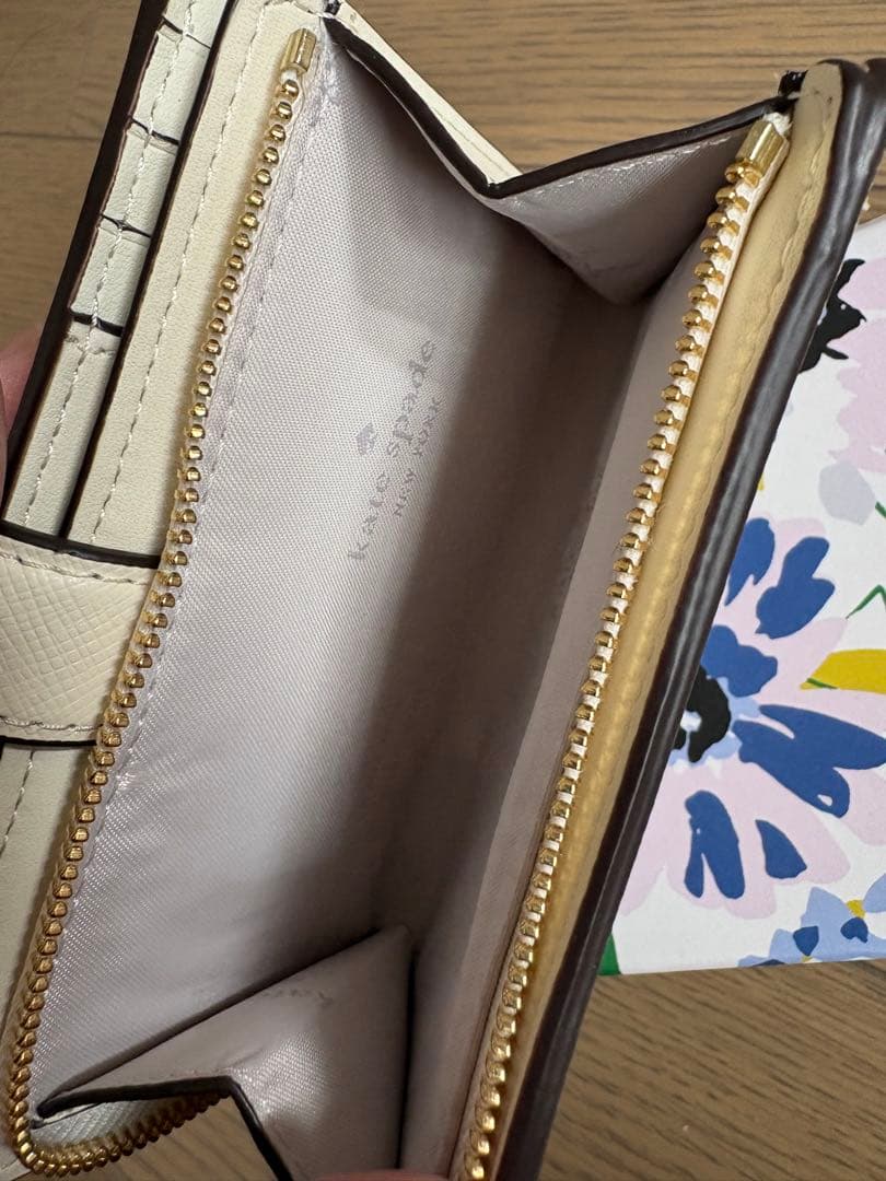 kate spade 花柄カットアウト 二つ折り財布