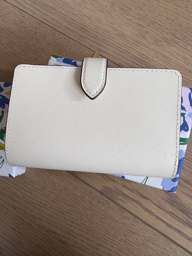 kate spade 花柄カットアウト 二つ折り財布