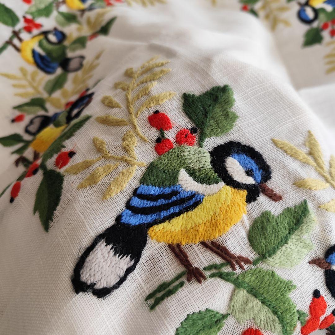 森の小鳥ブルーティット　カロチャ刺繍混紡リネンクロス