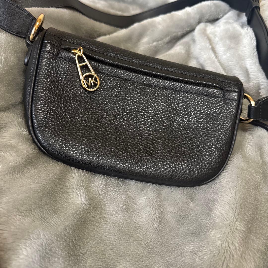 MICHAEL KORS ブラックレザー ボディバッグ