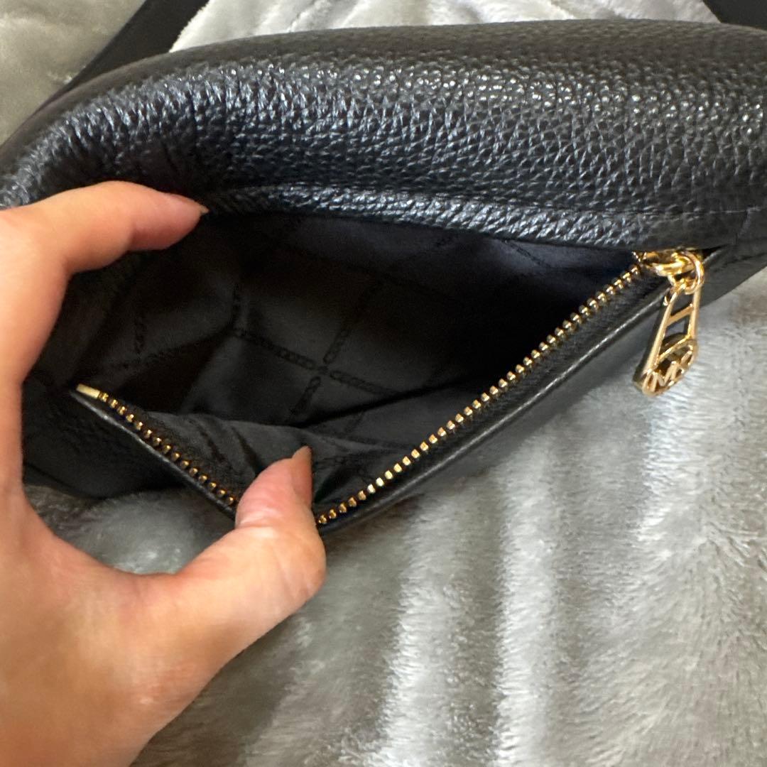 MICHAEL KORS ブラックレザー ボディバッグ