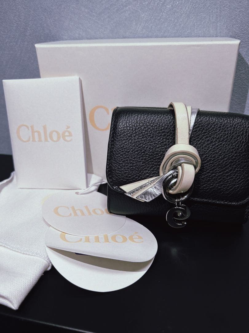 小物 ALPHABET SMALL TRIFOLD WALLET Chloe