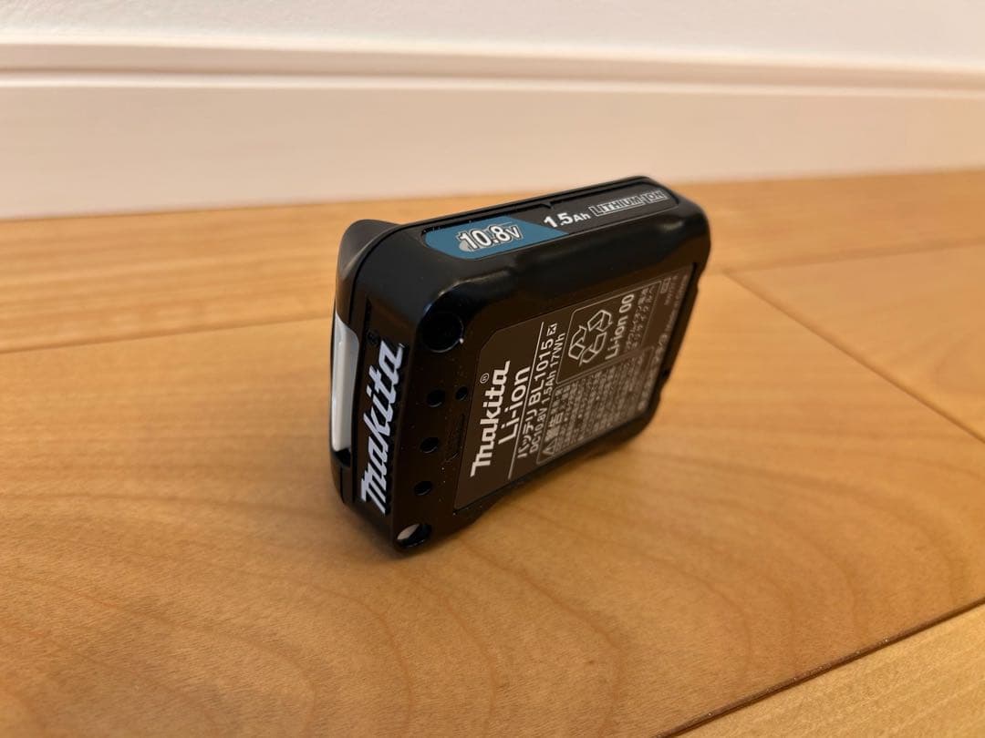 （分解洗浄済、充電器付）マキタ掃除機　10.8v CL107FD