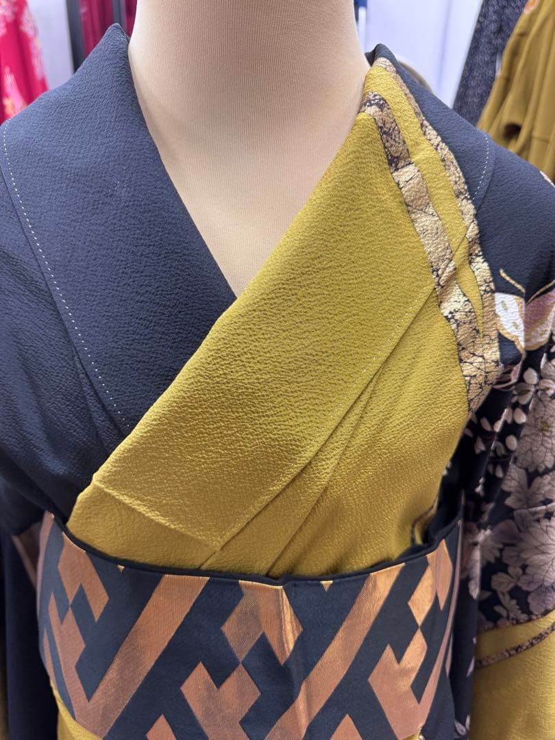 振袖 黒とオリーブグリーン 蝶と花の刺繍