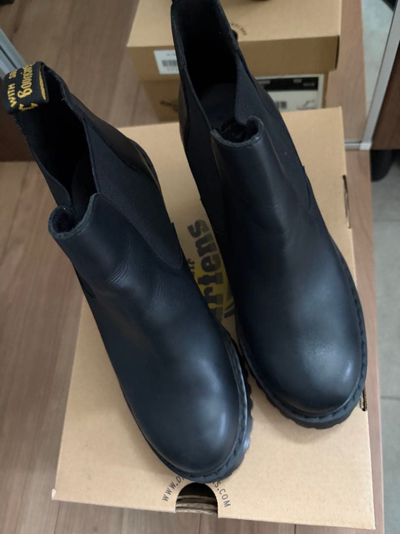 Dr. Martens 黒いチェルシーブーツ 高ヒール