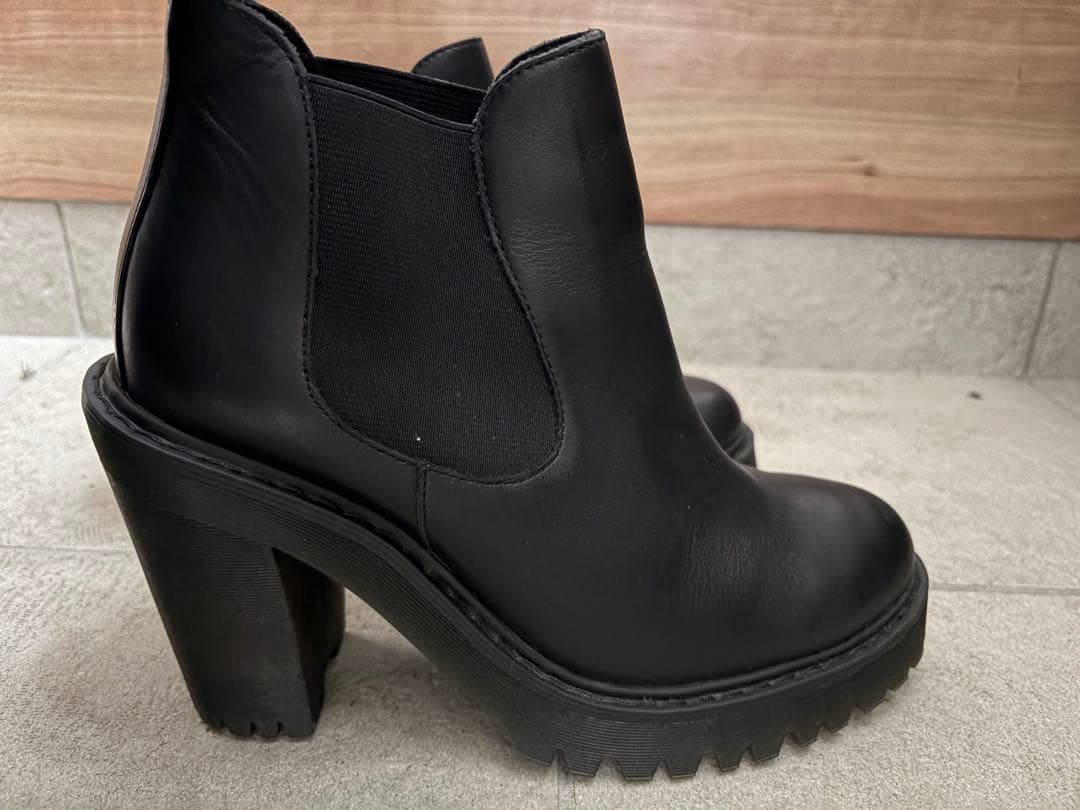 Dr. Martens 黒いチェルシーブーツ 高ヒール