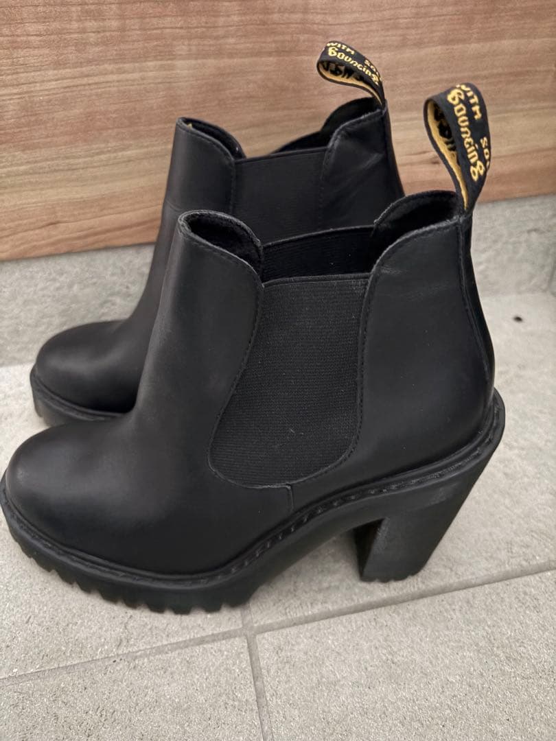 Dr. Martens 黒いチェルシーブーツ 高ヒール