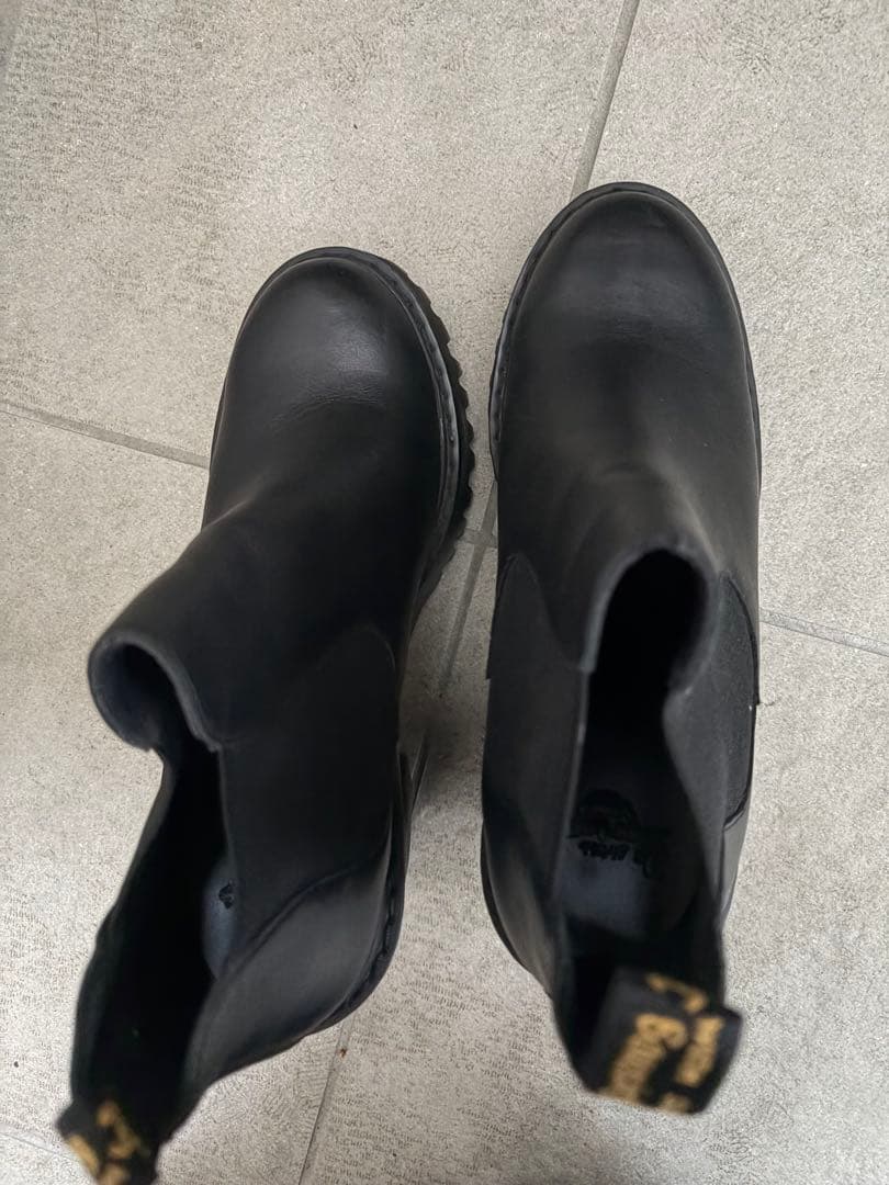 Dr. Martens 黒いチェルシーブーツ 高ヒール
