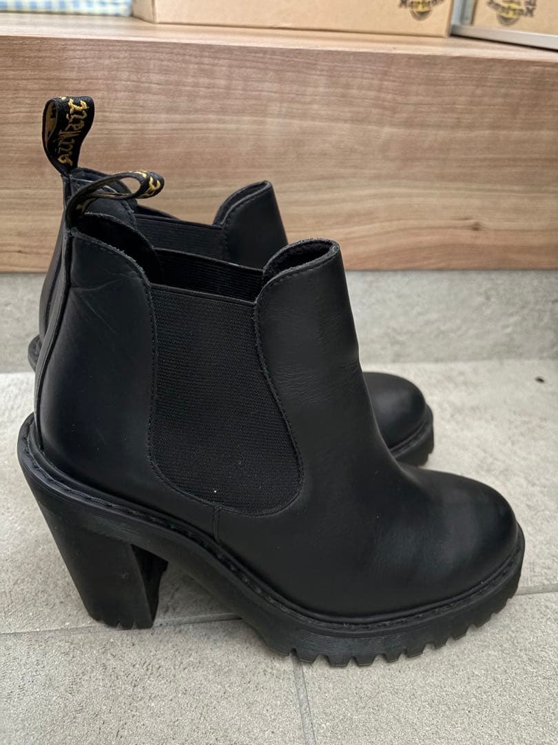 Dr. Martens 黒いチェルシーブーツ 高ヒール