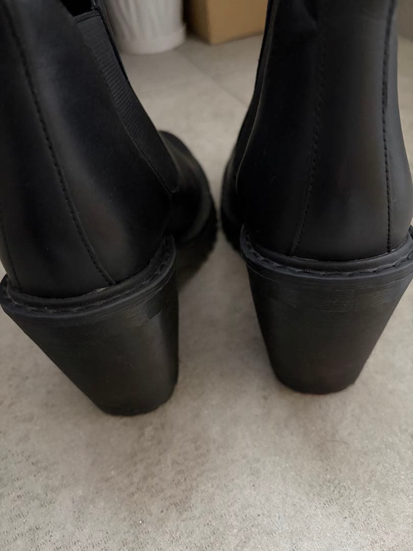 Dr. Martens 黒いチェルシーブーツ 高ヒール