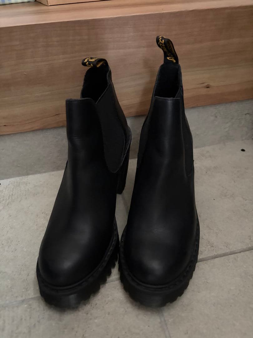 Dr. Martens 黒いチェルシーブーツ 高ヒール
