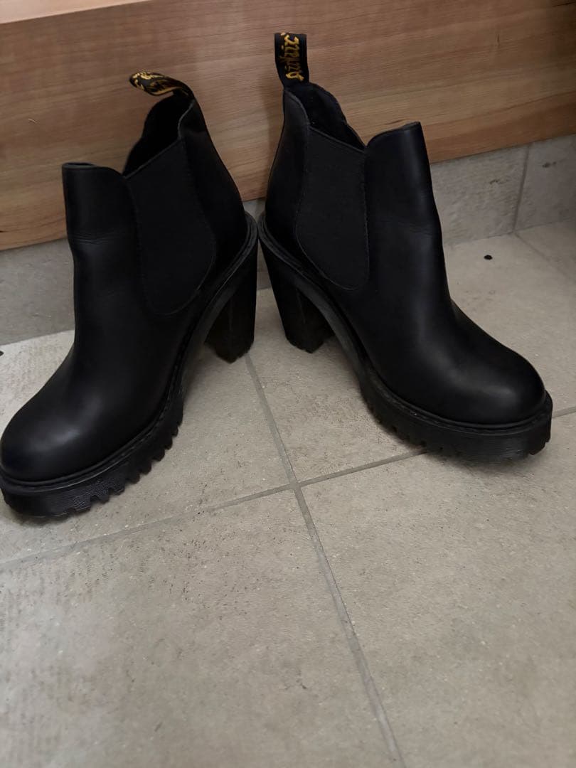 Dr. Martens 黒いチェルシーブーツ 高ヒール