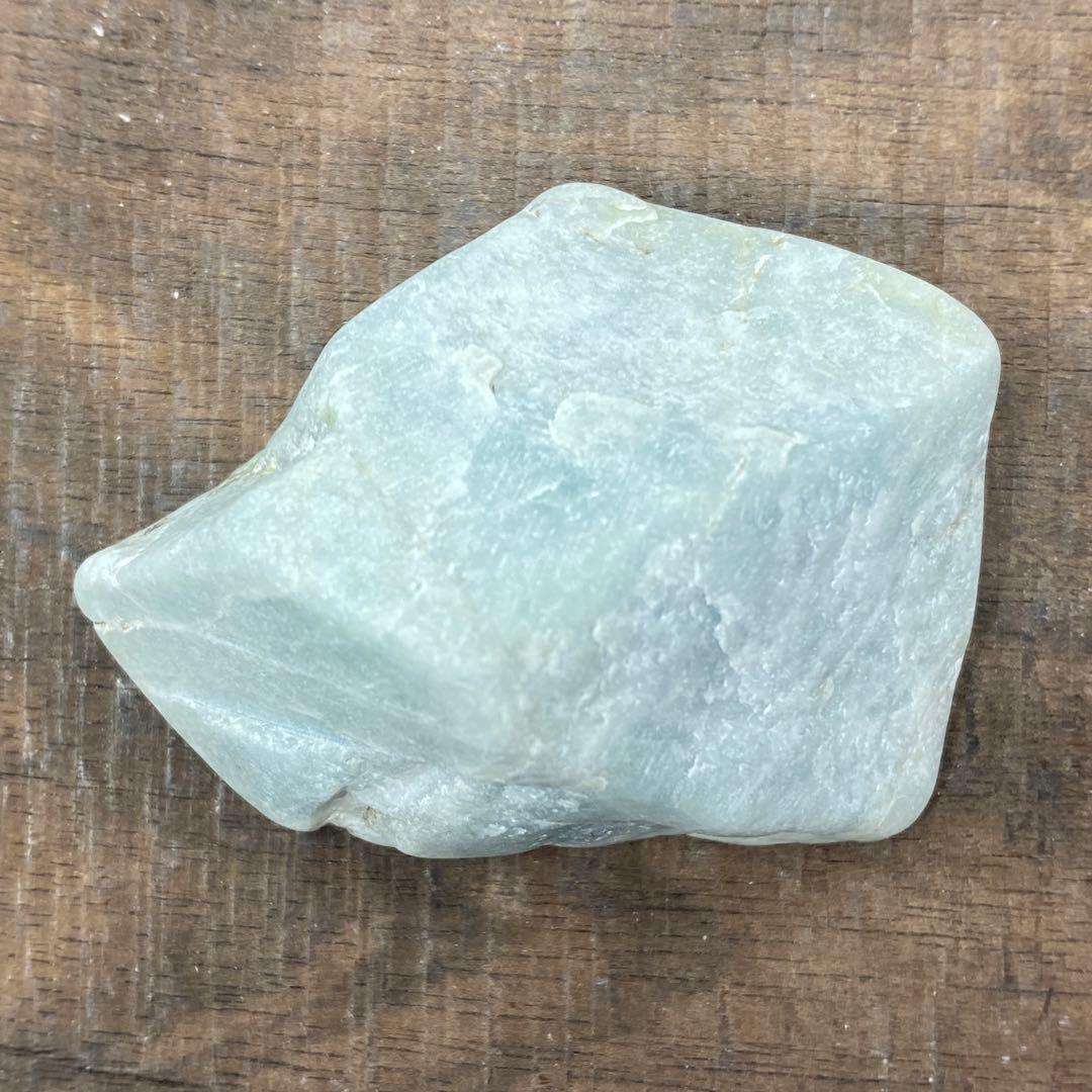 【P055】糸魚川　小滝産　青翡翠　水色　翠　42g　海石　天然石　ヒスイ　素材
