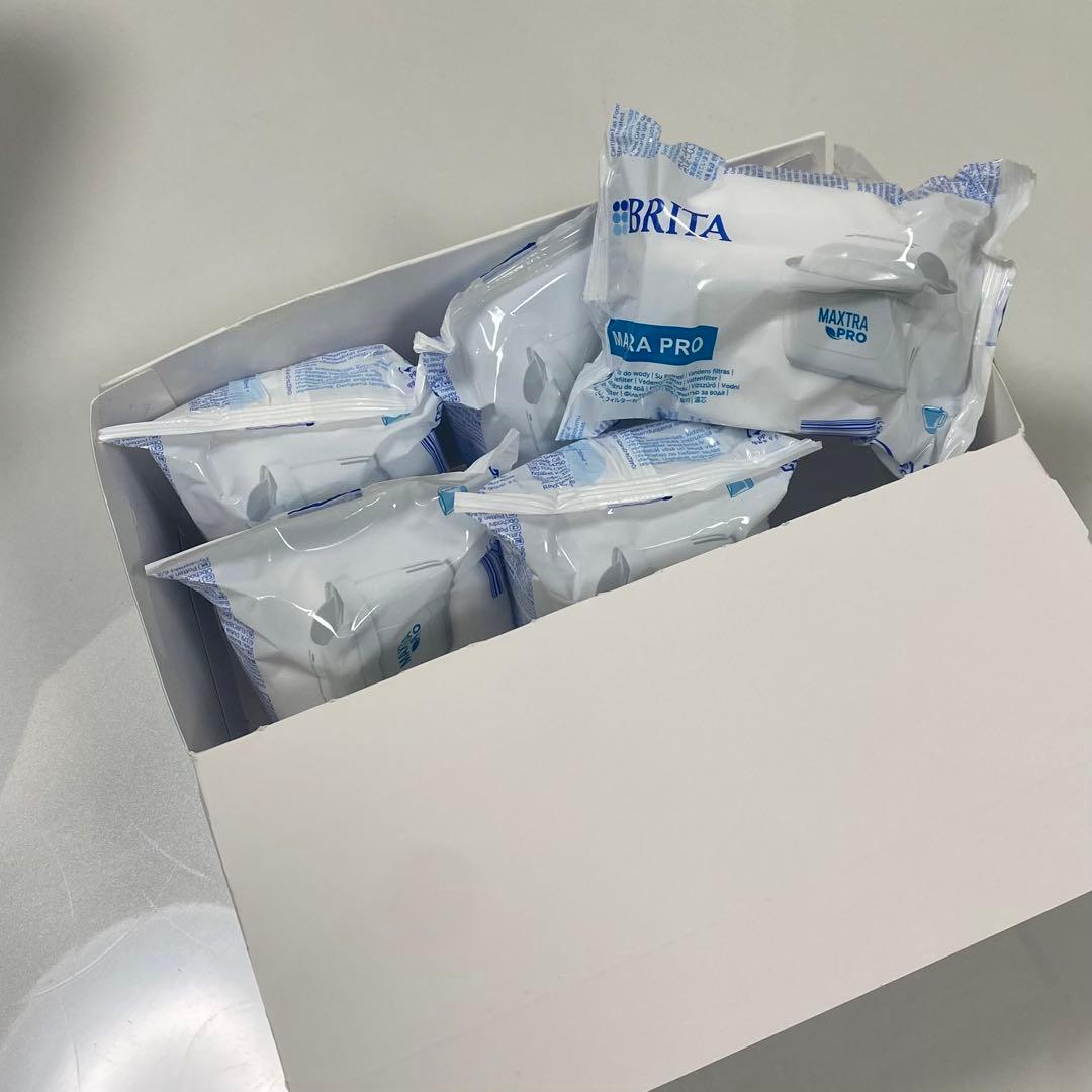 BRITA タンク型浄水器＋純正カートリッジ5つ