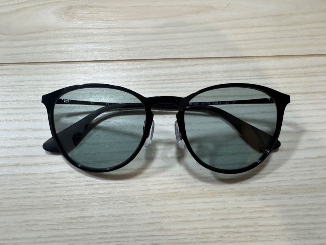 Ray-Ban ブラックラウンド型サングラス