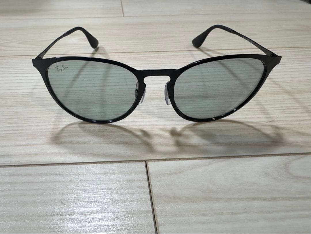 Ray-Ban ブラックラウンド型サングラス