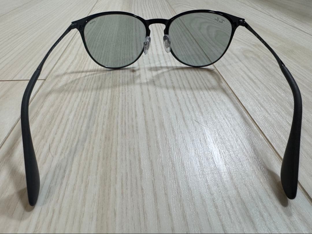 Ray-Ban ブラックラウンド型サングラス