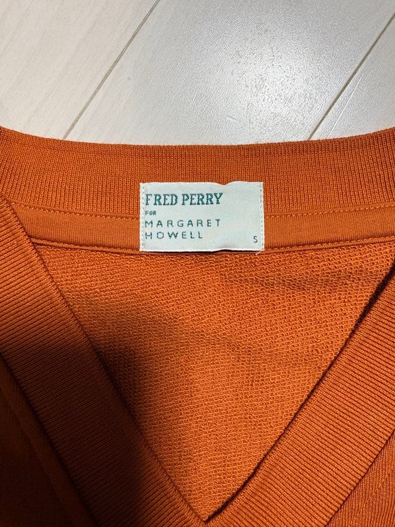 【MHL×Fred Perry】Vネックベスト オレンジ