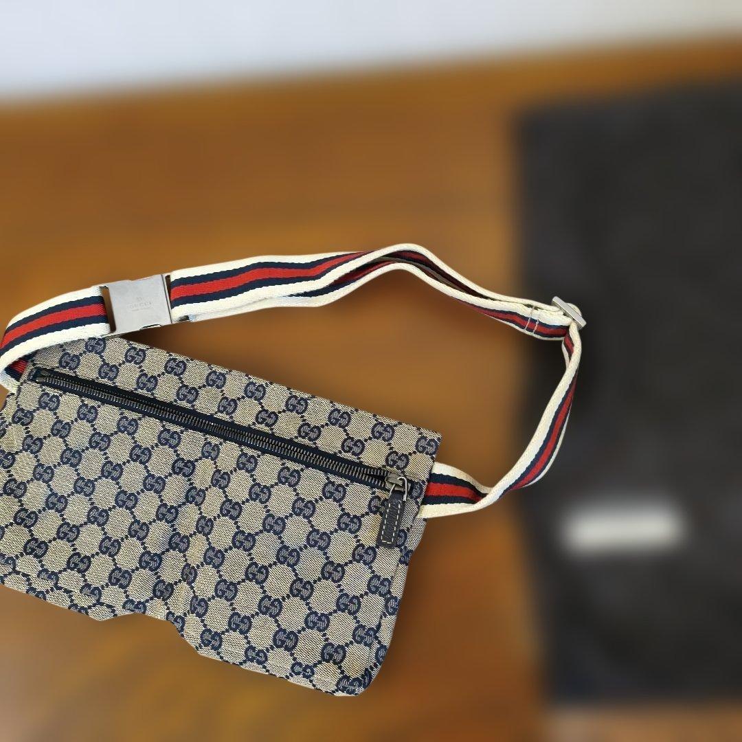 グッチ　GUCCI　GGパターンのボディバッグ、キャンバス　美品10回使用