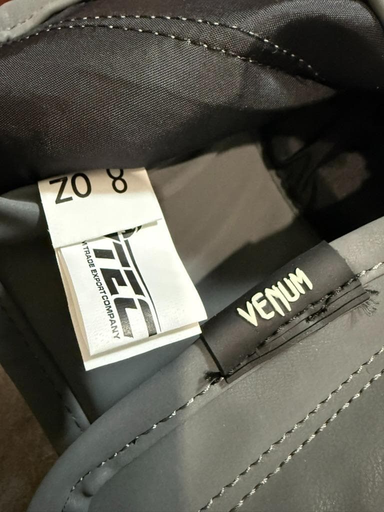 【新品・未使用】VENUM ボクシンググローブ パイソン 蛇柄 8oz