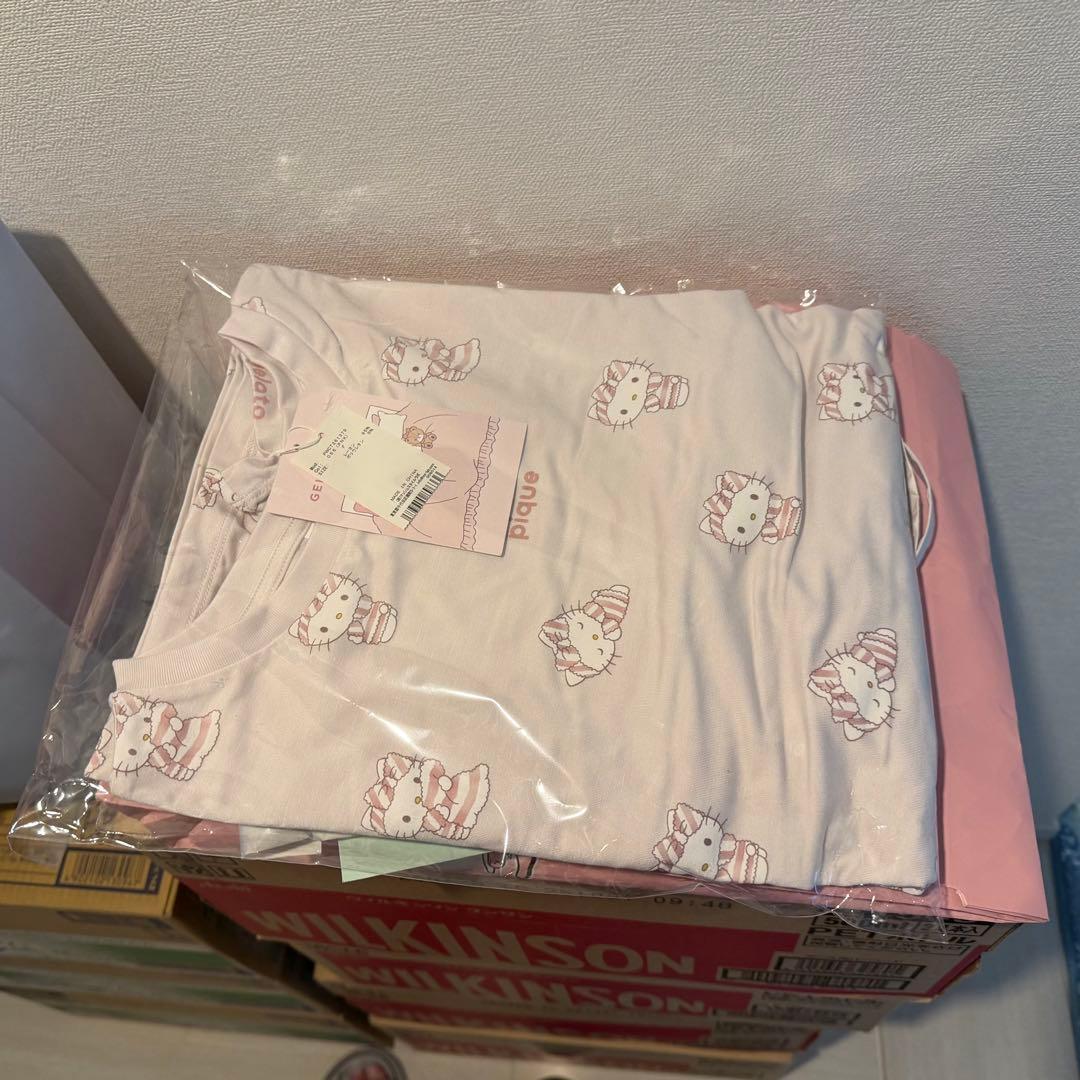 オンライン完売【gelato pique】総柄ロングTシャツ　ハローキティー