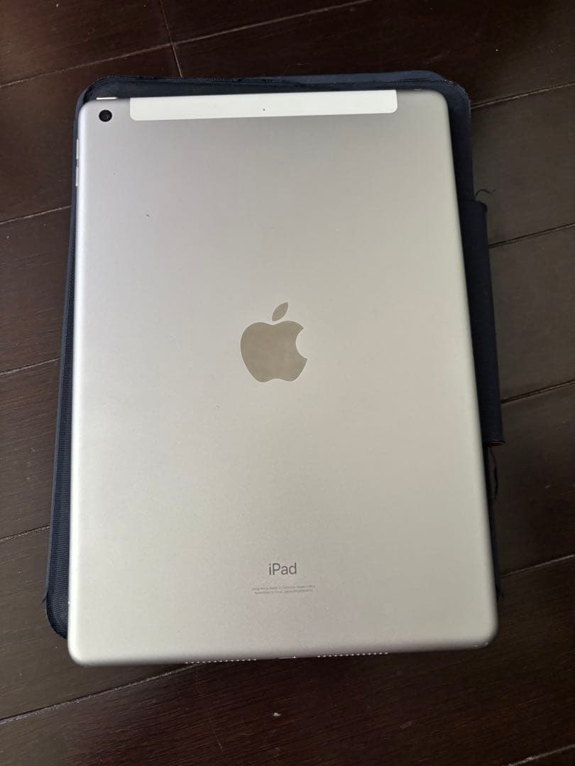iPad シルバー Logitechキーボード付きケース