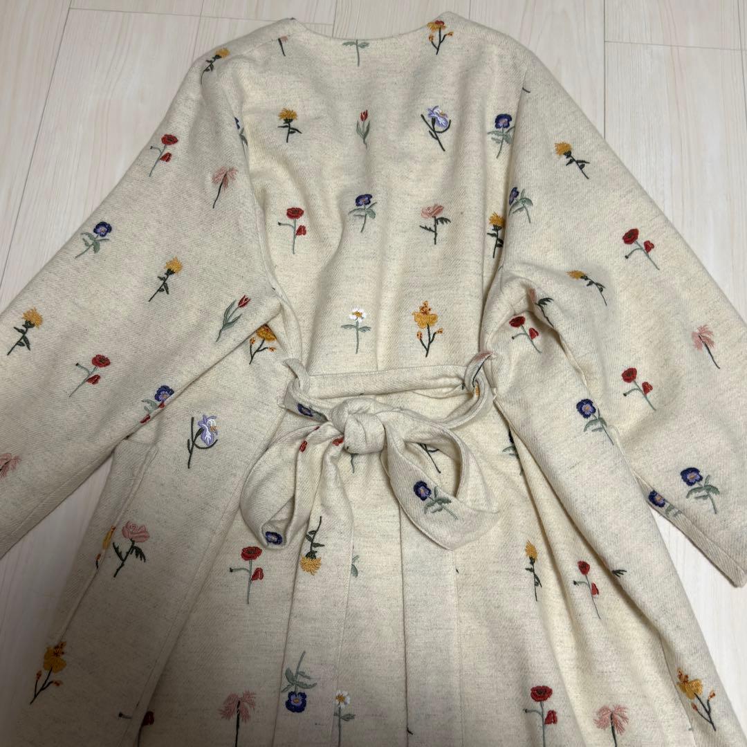 l'atelier du savon きちんと並ぶお花刺繍　ロングコート