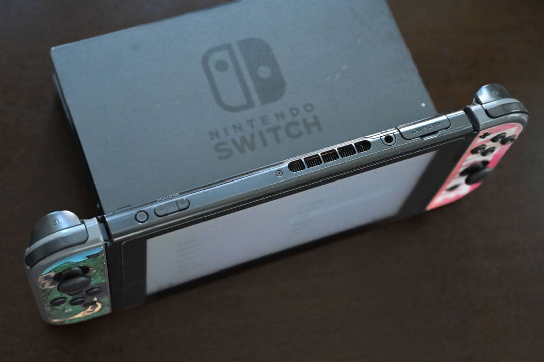 【中古品】Nintendo Switch 本体＋キャリングポーチ