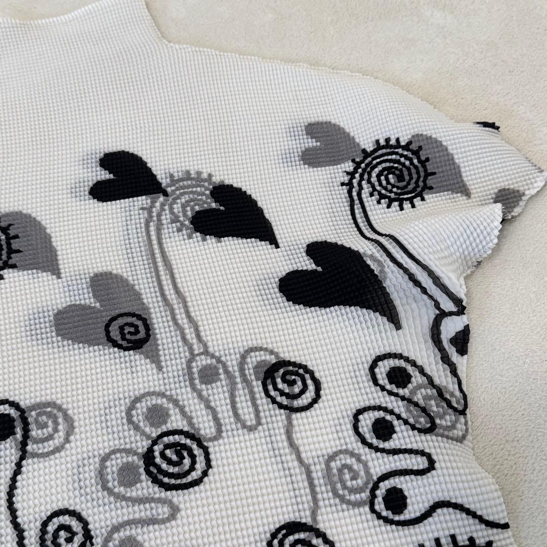 ISSEY MIYAKE me プリーツ　ハート柄　半袖　Tシャツ
