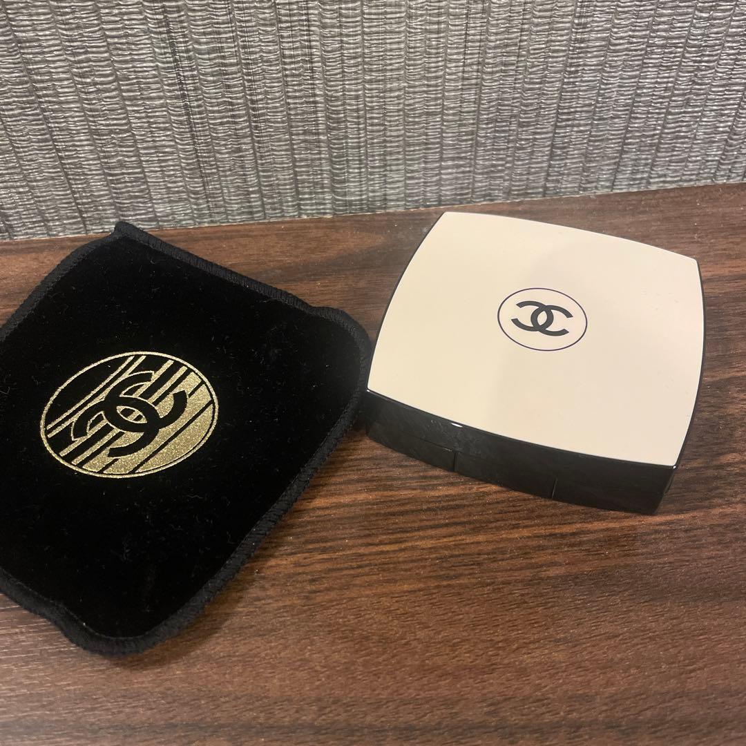 CHANEL レベージュ　ヘルシーゴールデングロウパウダーソレイユクーシャン