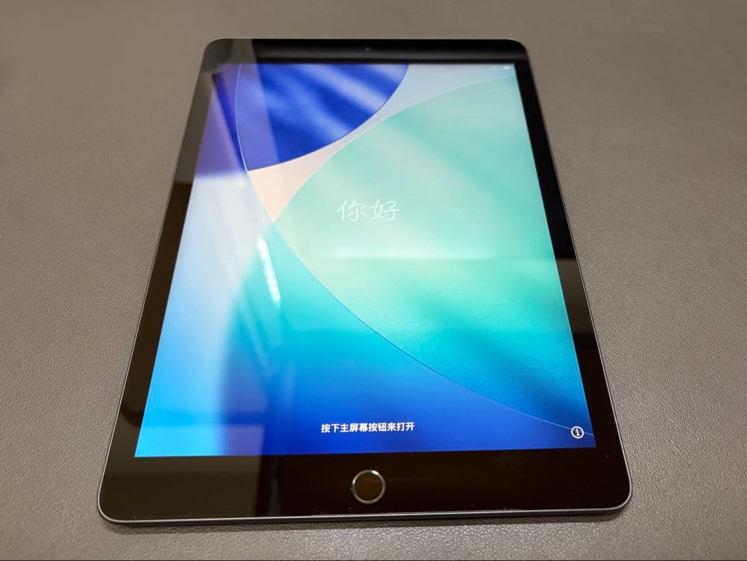 iPad 第8世代 Wi-Fi 128GB シルバー（外箱、純正充電器付）