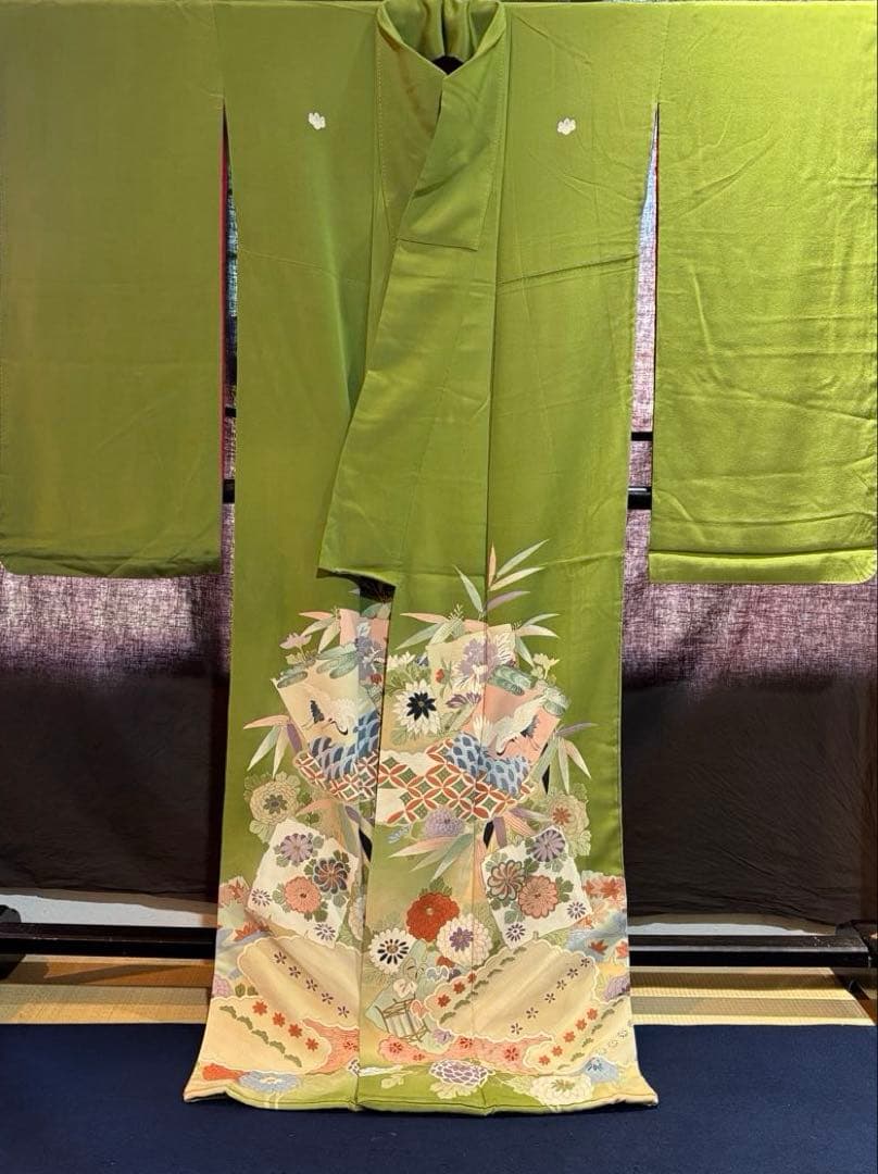アンティーク緑色振袖　すそ模様色紙花文様着物着用ヴィンテージ