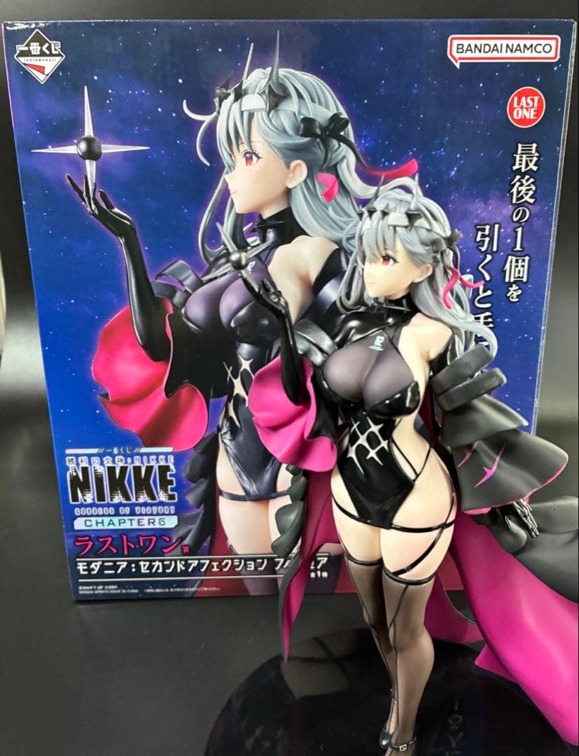 勝利の女神:NIKKE モダニア フィギュア+タペストリー同柄セット
