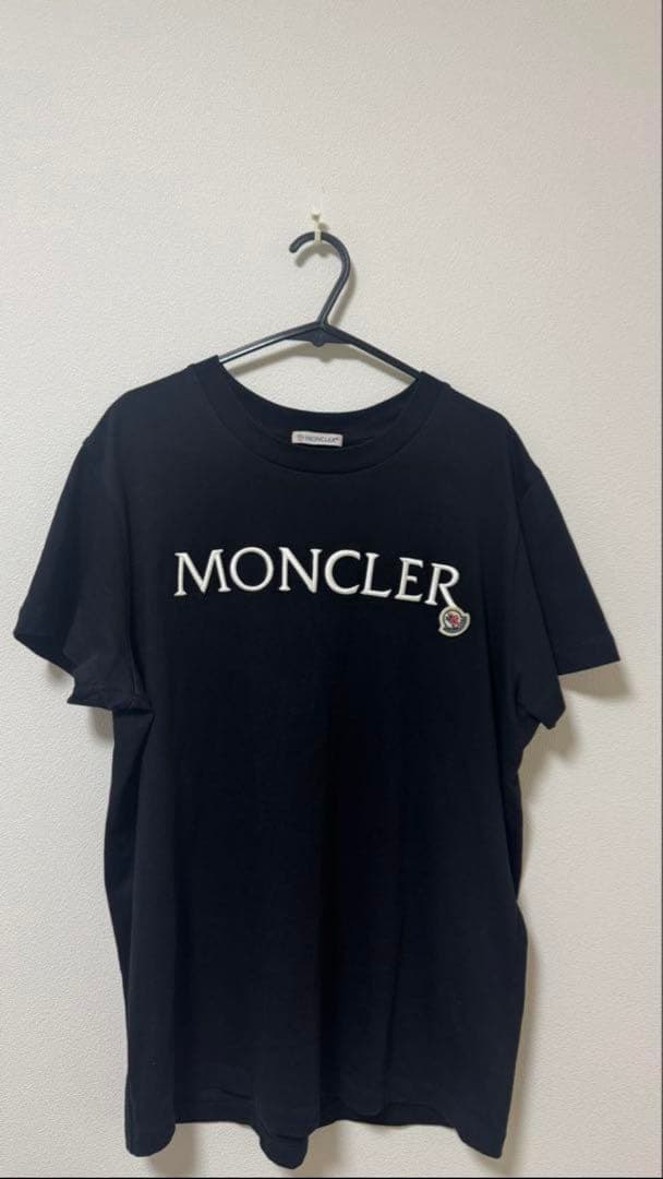 【カズ】MONCLER ロゴ入り ブラック Tシャツ