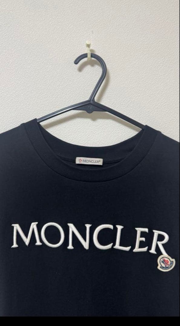 【カズ】MONCLER ロゴ入り ブラック Tシャツ