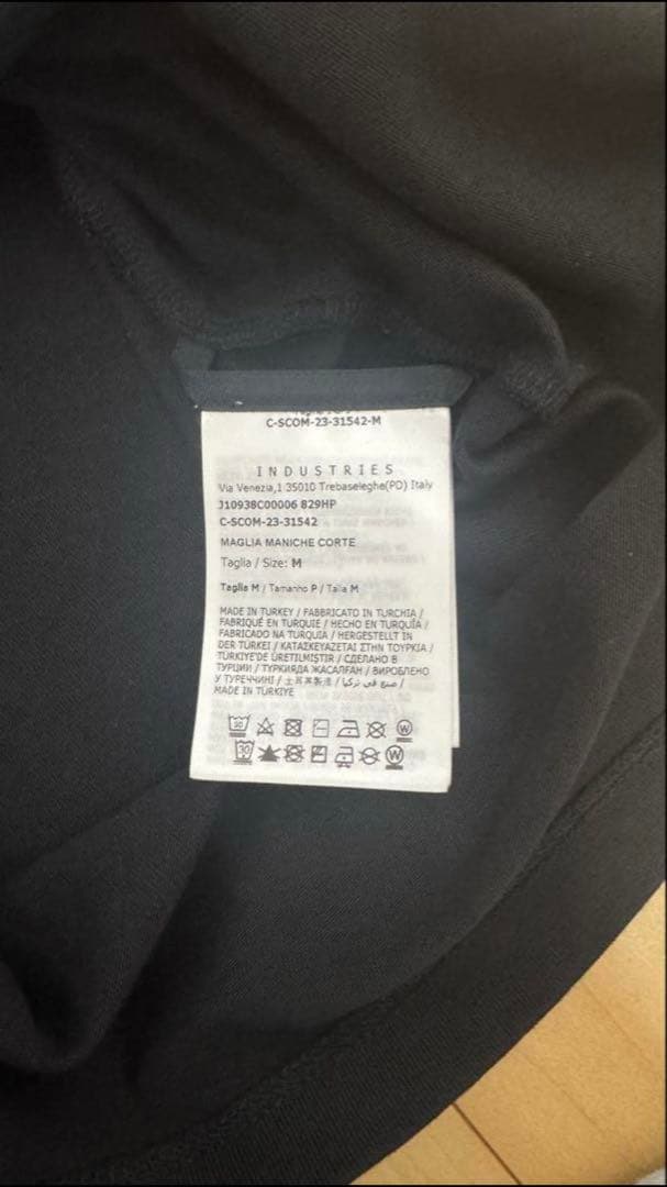 【カズ】MONCLER ロゴ入り ブラック Tシャツ
