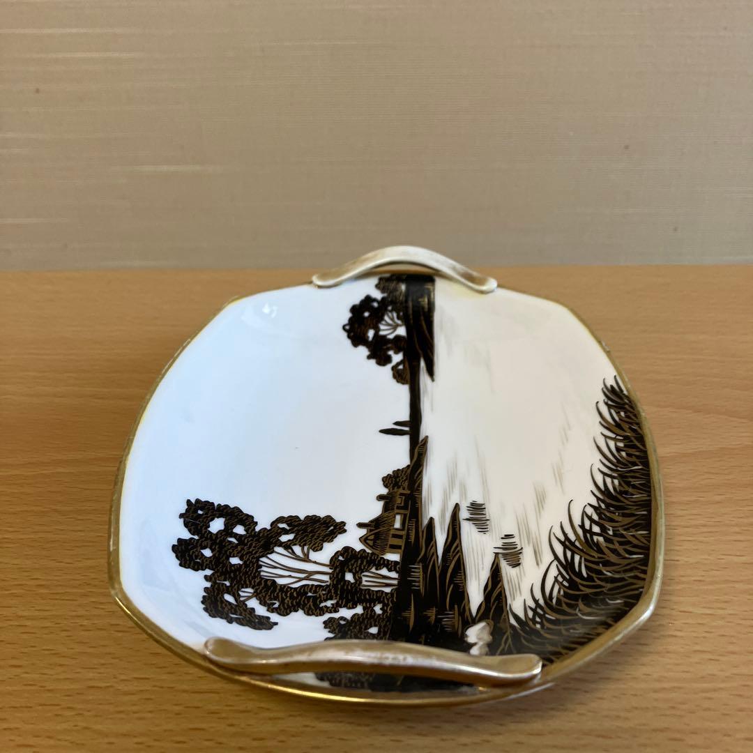 7. オールドノリタケ　メープルリーフ印　モノトーンに金彩アクセントの絵皿