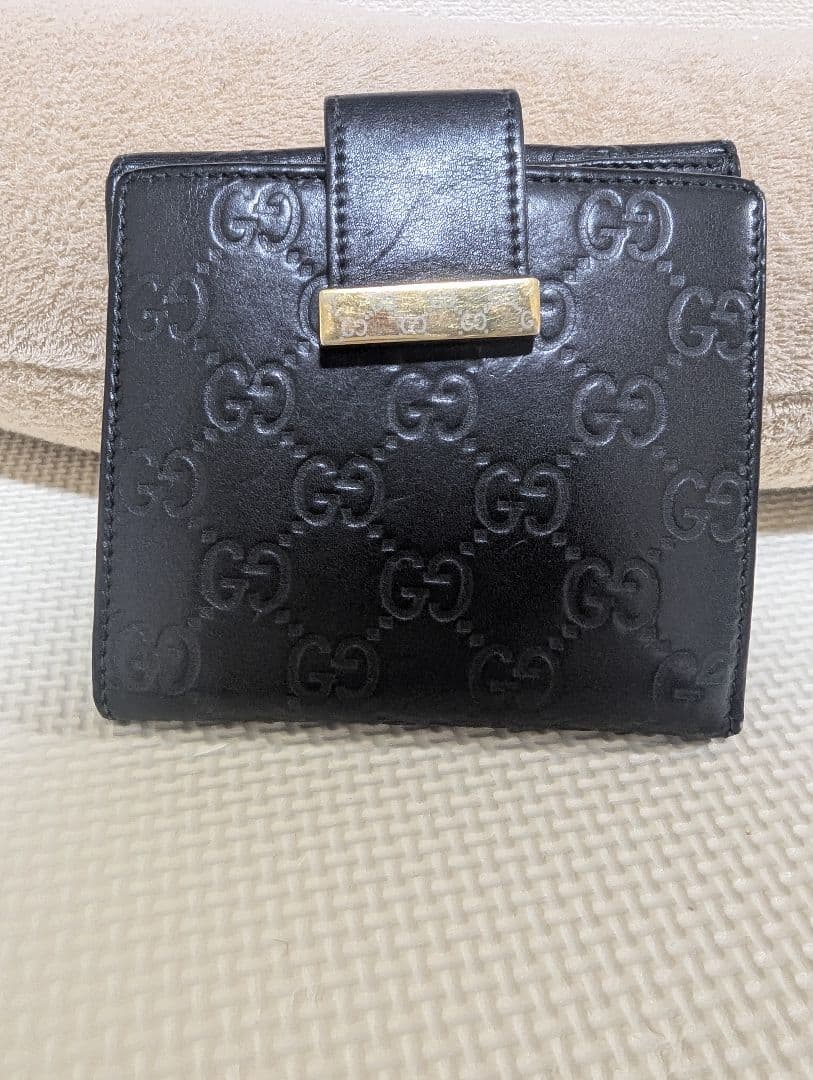 【smileくんページ】GUCCI ブラック レザー 二つ折り財布　シマ