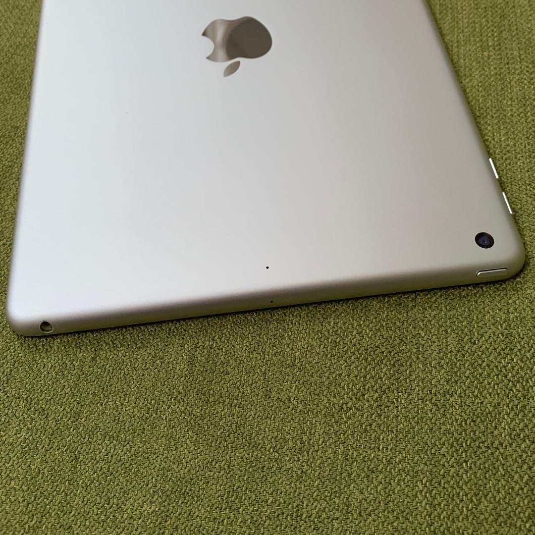 【美品】iPad 第5世代 Wi-Fi 32GB シルバー MP2G2J/A