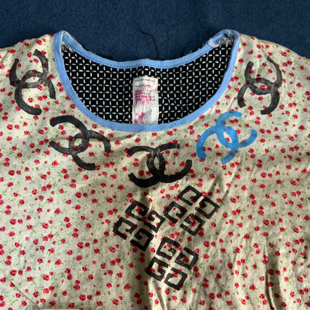 ノゾミ　イシグロ　花柄ロゴ半袖Tシャツ