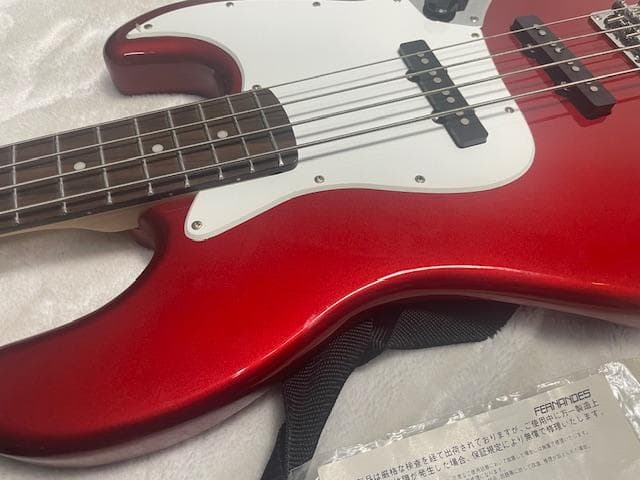 エレキベースギター 赤 一部はそんあり。ほぼ新品