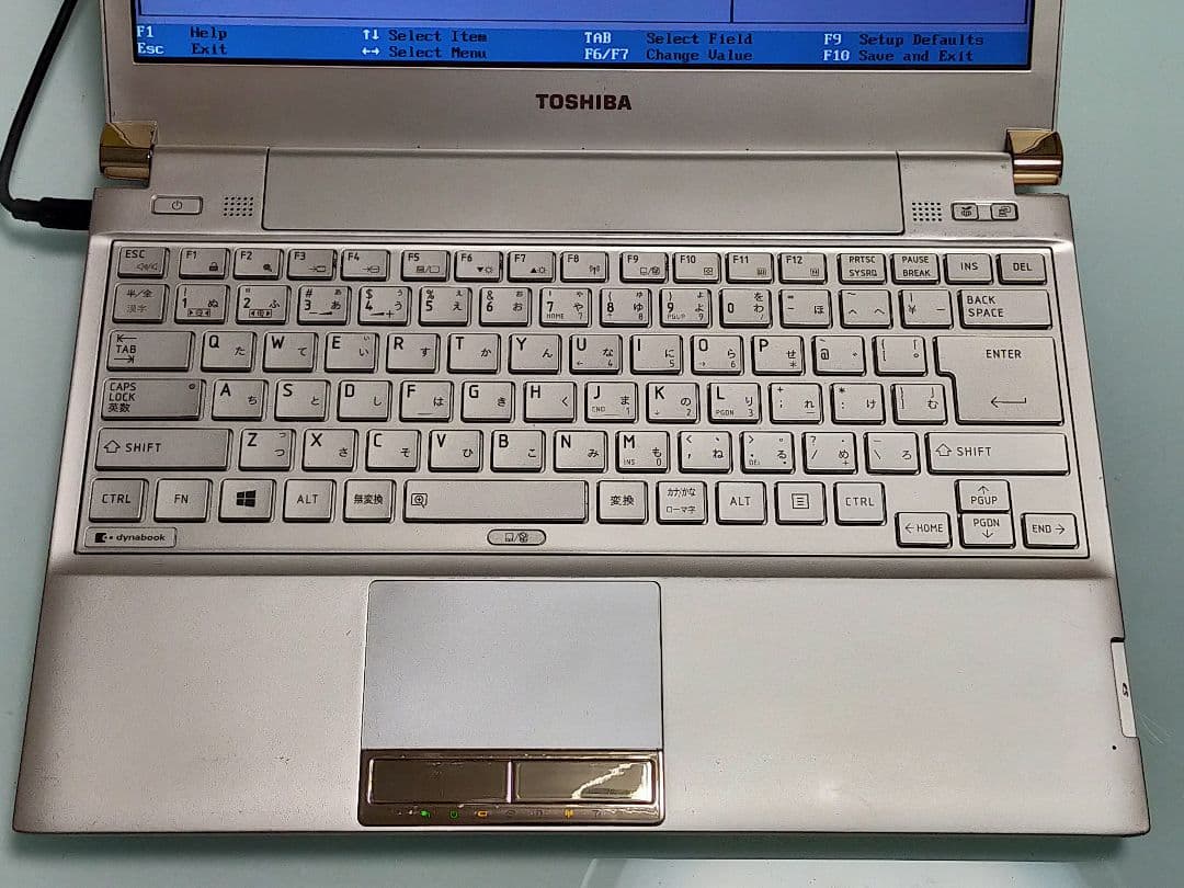 ②美品中古、ゴールド色TOSHIBA Dynabook R732
