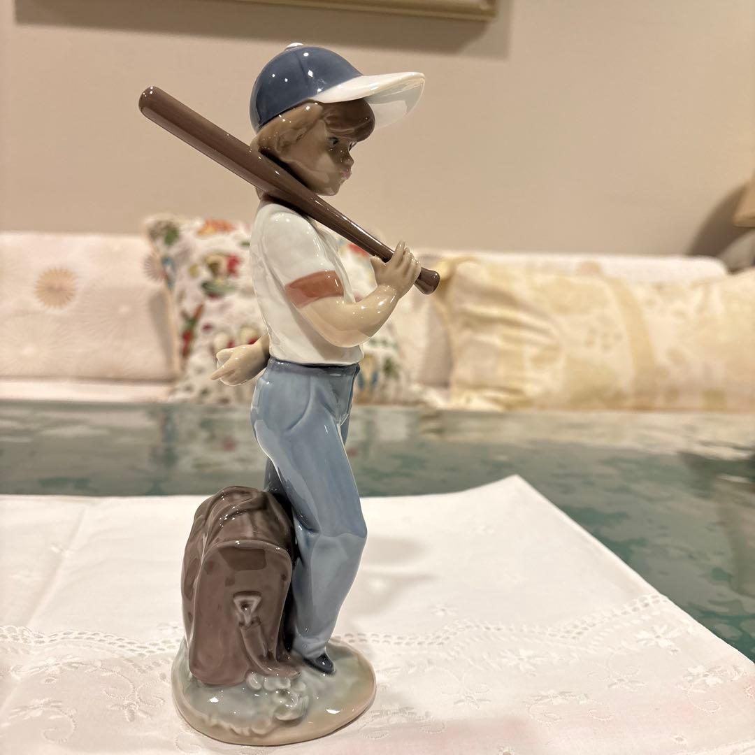 ￼リアドロの野球少年の置物です