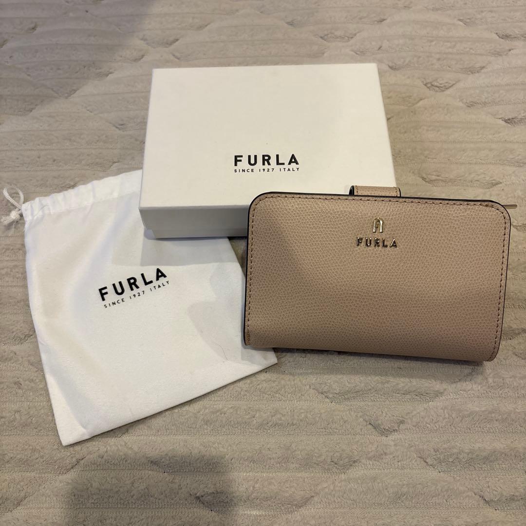 新品 未使用 FURLA ベージュ 二つ折り財布